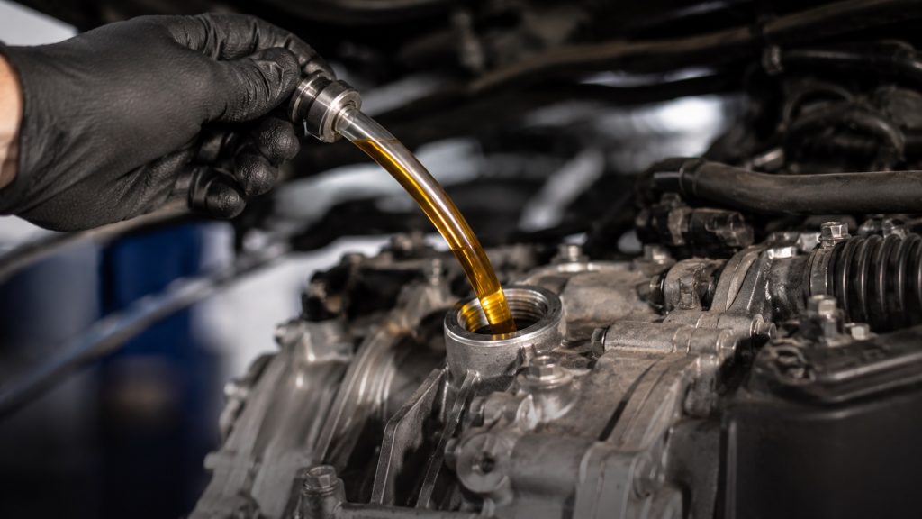 Plnenie prevodovky novým olejom podľa špecifikácie výrobcu v servise VW, Audi a Škoda.