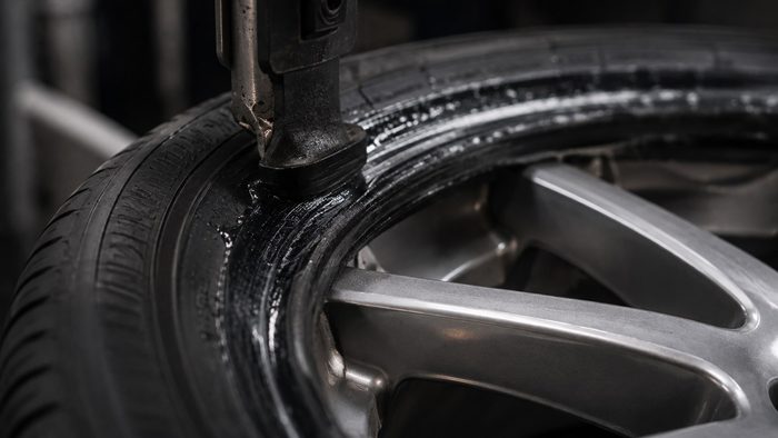 Pätka pneumatiky sa usádza na hliníkovom ráfiku